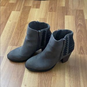 Sugar booties gray and black size 7